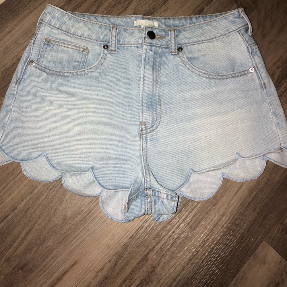 Scallop hem jean shorts